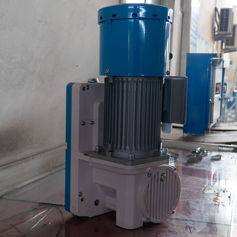 Электрический тяговый подъемный двигатель