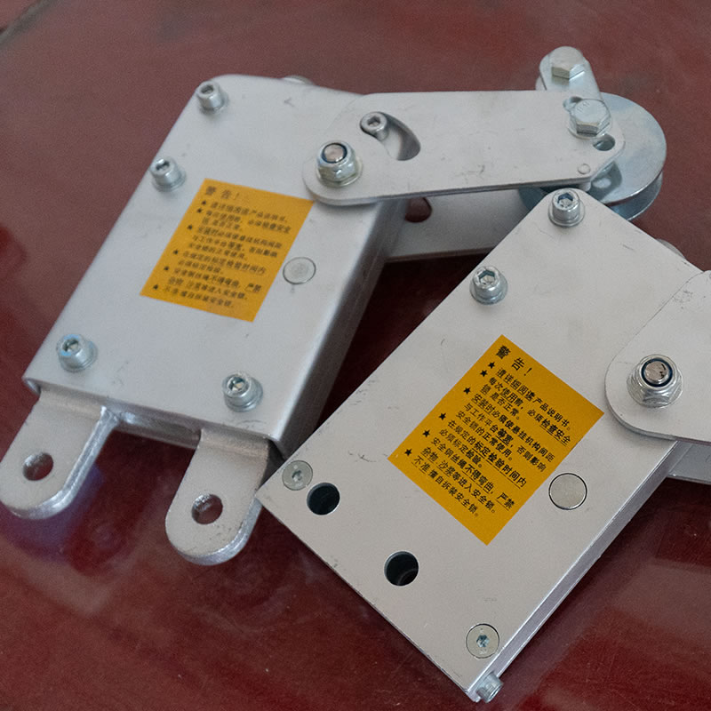 Предохранительный замок для предотвращения наклона подвесной платформы