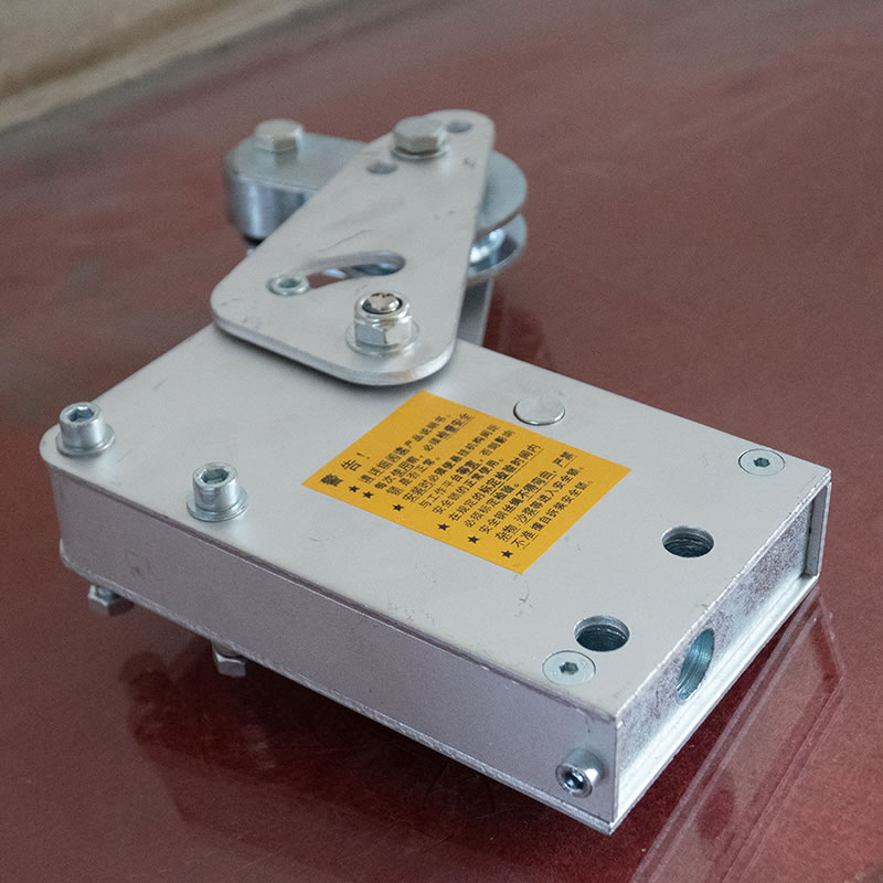 Предохранительный замок для предотвращения наклона подвесной платформы